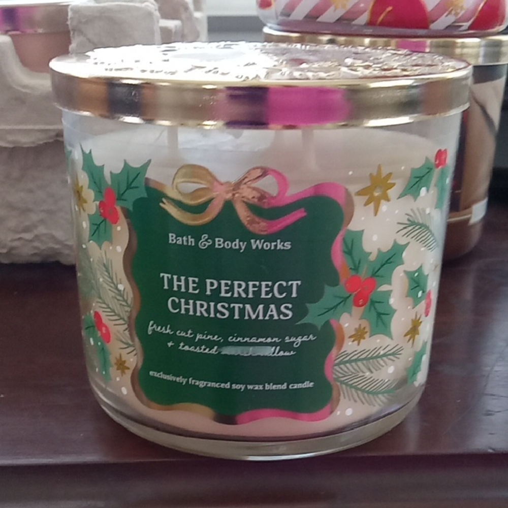 Bath & Body Works The Perfect Christmas Candle - Gold and White